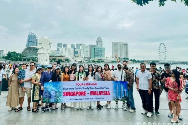Đoàn khách Vietnamtravel chụp hình tại Singapore